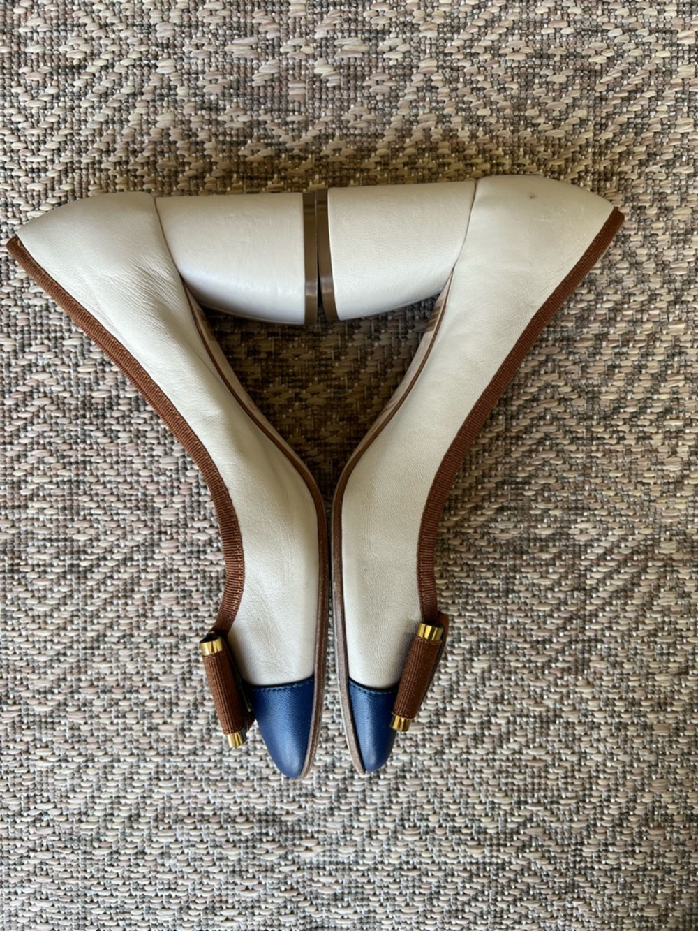 Ferca 81 Bow Pump Heels Tan Camel Navy Gold Womens Size 8 Round Almond Toe - Picture 3 of 10